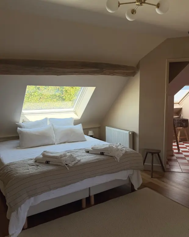 Le lit de la Suite vue jardin sous son velux, EDDA Country House