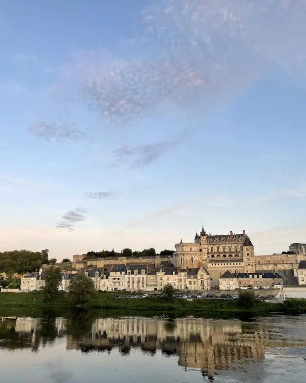 Le château d'Amboise se reflétant dans la Loire au lever du jour