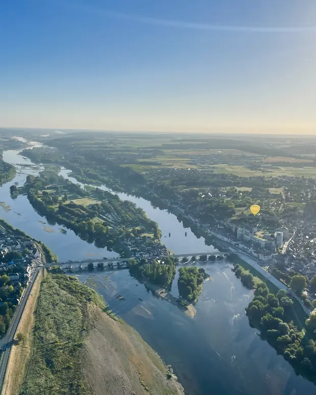 La Loire vue depuis le coteau, ses bancs de sable et son pont, au lever du jour